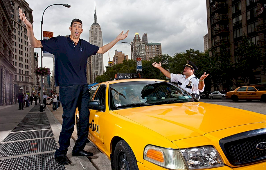 أطول رجل في العالم يبحث عن عروس وهذا شرطه