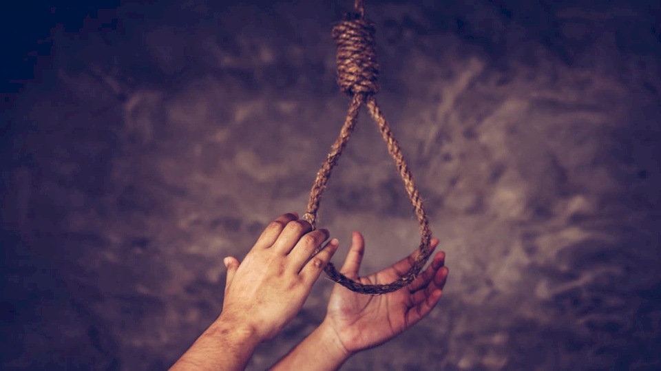 جريمة تهز مصر.. سحل والدته وشنقها حتى الموت واراد التخلص من أبيه
