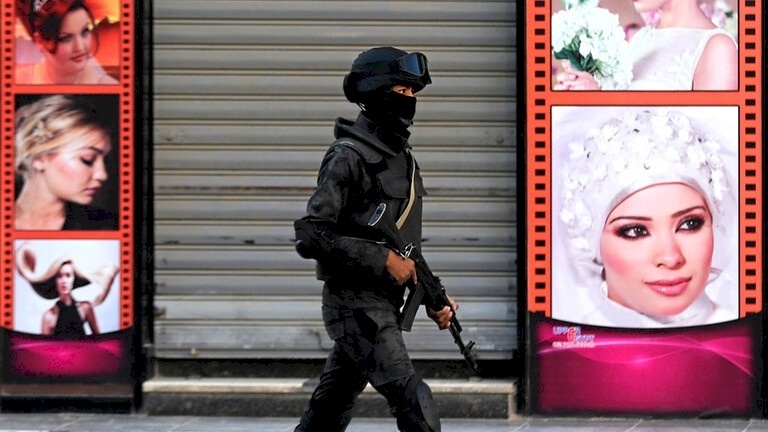 مصر.. تفاصيل "حفلة إعدام" لشاب مصري على يد سيدة ونجلتها بسبب مقاطع مخلة