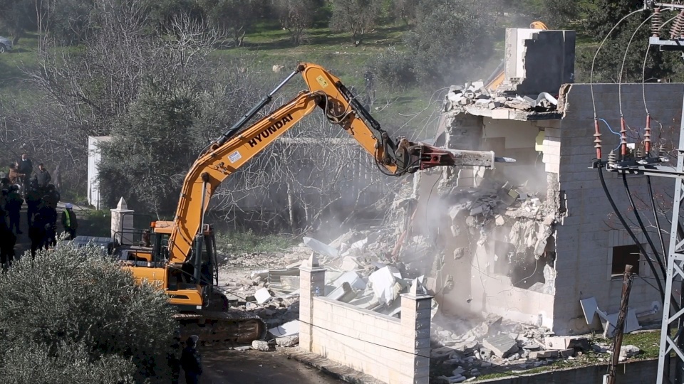 الاحتلال يهدم بناية سكنية في العيسوية