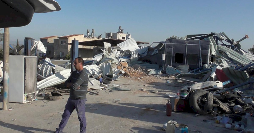 الاحتلال يهدم 10 منشآت تجارية في حزما شمال شرق القدس