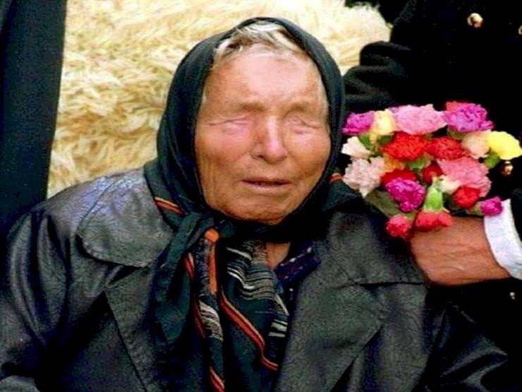 توقعات "غريبة" للعرافة العمياء لعام 2022.. فيروس جديد وسفينة فضائية ستهاجم الأرض!