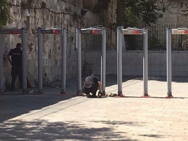 سلطات الاحتلال تشرع بتركيب بوابة الكترونية في شارع العين بسلوان