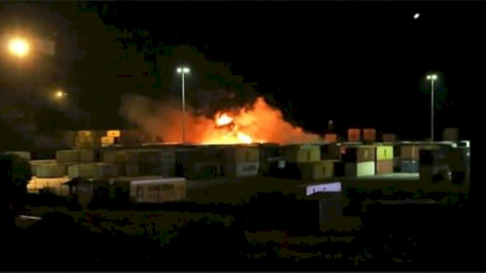 عدوان إسرائيلي يستهدف ساحة الحاويات في ميناء اللاذقية التجاري (فيديو)