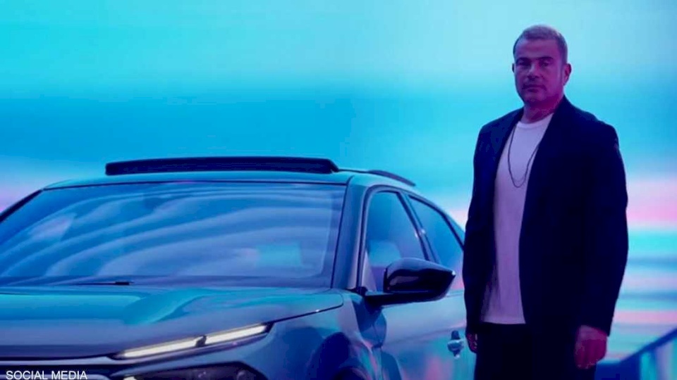 بعد اتهامه بالتشجيع على التحرش.. سحب إعلان عمرو دياب الجدلي