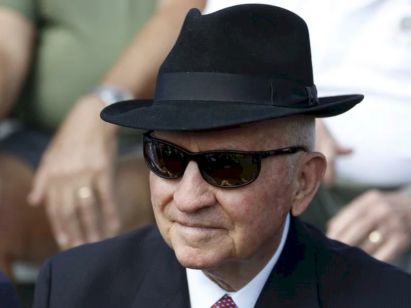 المدير الذي يحلم به الجميع.. أثار أعمال شغب في سجن إيراني لتحرير اثنين من موظفيه!