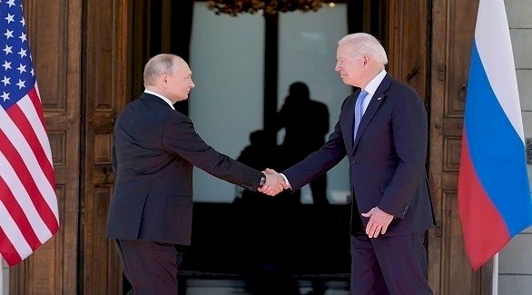 بايدن يحذر بوتين من عقوبات صارمة بسبب أوكرانيا