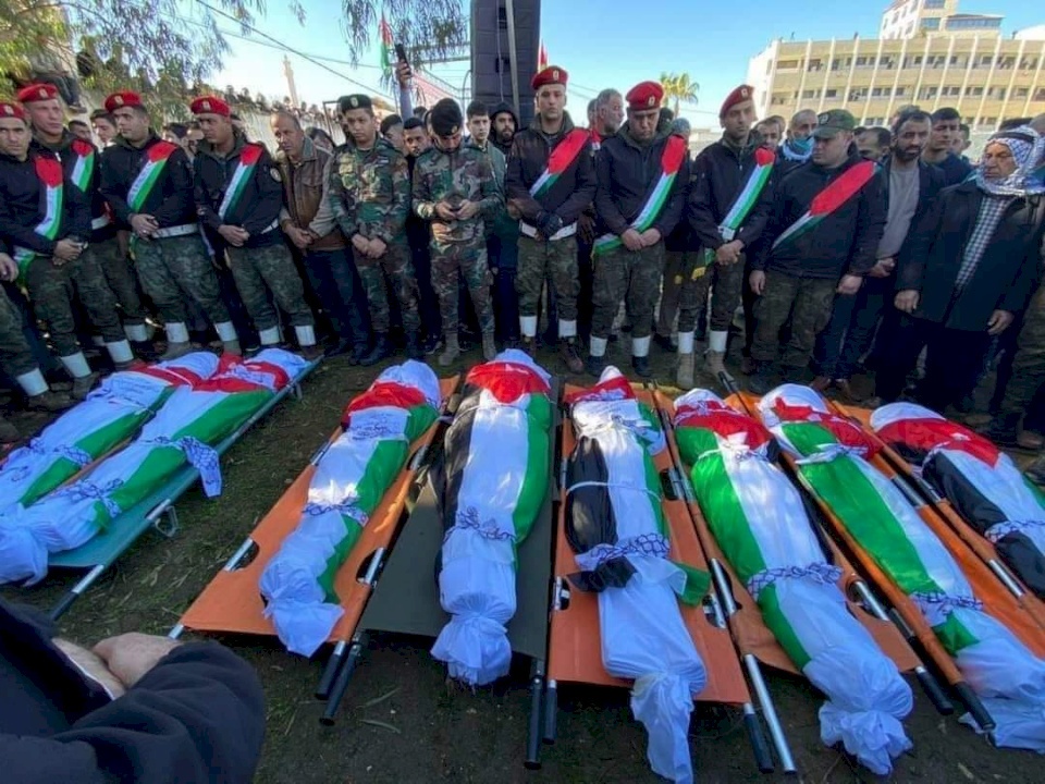 الالاف يشيعون ضحايا حادث السير الثمانية في عقربا