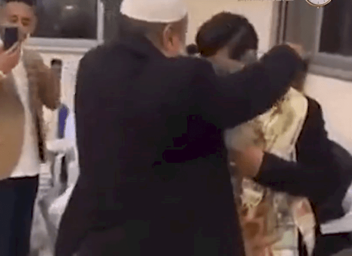 عريس عربي يتزين بعقود من الاموال ويثير موجة واسعة من الجدل.. (فيديو)