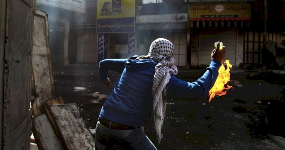 رشق 4 زجاجات حارفة على حافلة للمستوطنين قرب غوش عتصيون