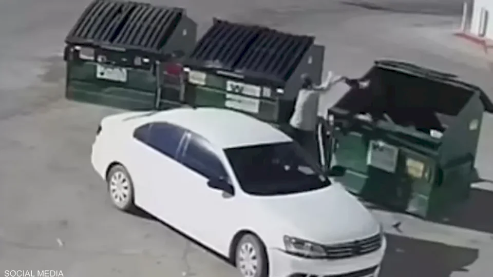 الكاميرا ترصد حادثة مرعبة.. الأم ألقت برضيعها في النفايات