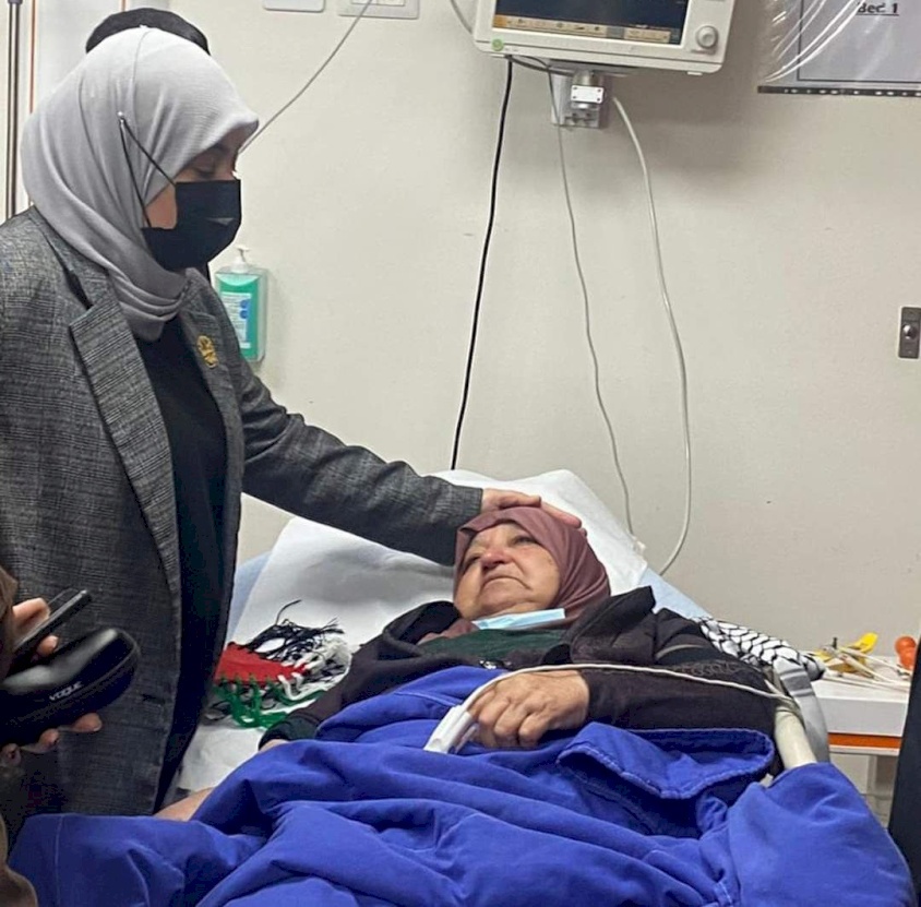 نقل والدة الأسير أبو حميد للمستشفى