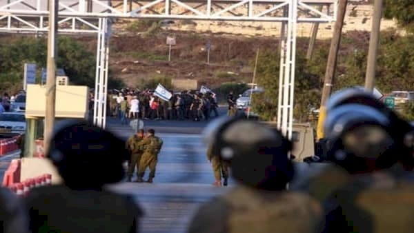 مستوطنون يعتدون على مركبات المواطنين قرب حاجز الـDCO