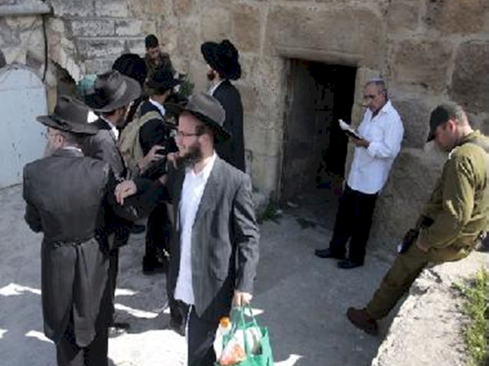 مستوطنون يقتحمون مقامات دينية اسلامية في عورتا