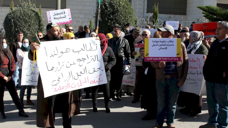 وقفة أمام ممثلية هولندا برام الله رفضا لقرار وقف تمويل العمل الزراعي الفلسطيني