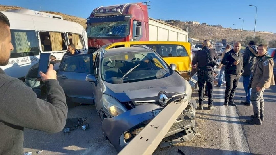 إصابة 9 مواطنين بحادث سير جماعي قرب حزما (فيديو)
