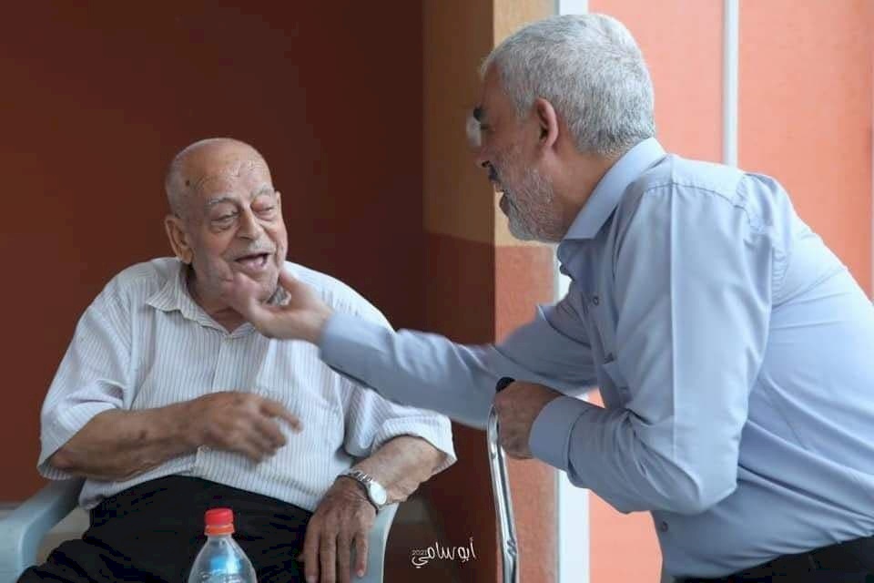 وفاة والد رئيس حركة حماس في غزة يحيى السنوار
