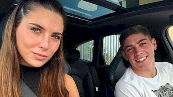 شاهد.. زوجة فالفيردي تخلع قميصها وتحتفل مثله بعد هدفه "الذهبي" في شباك برشلونة (فيديو وصور)