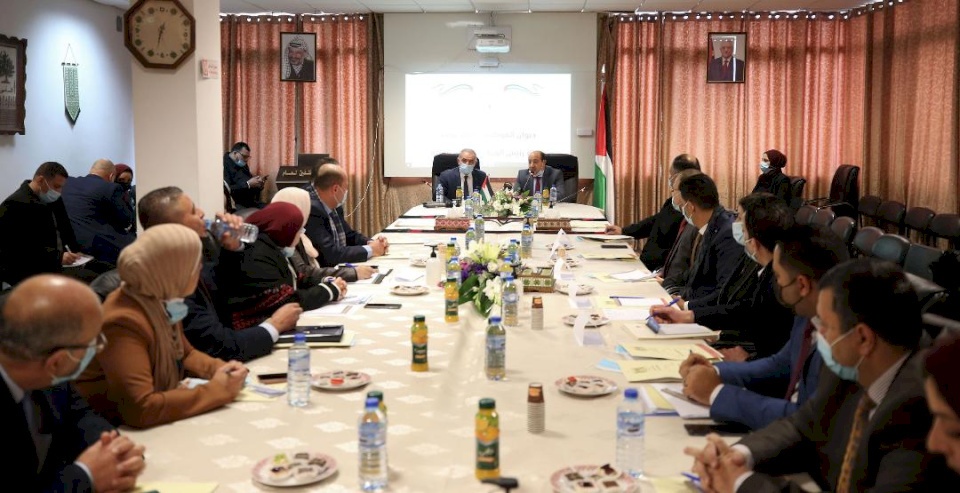 اشتية: 49% من شاغلي الوظيفة العمومية من النساء