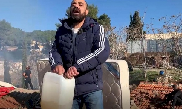 الاحتلال يخلي منزلاً بالشيخ جراح ليسلمه للمستوطنين.. وصاحب المنزل يهدد بحرق نفسه (فيديو)