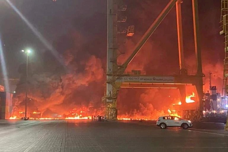 3 قتلى وإصابات بانفجار 3 صهاريج محروقات في منطقة مصفح بالإمارات