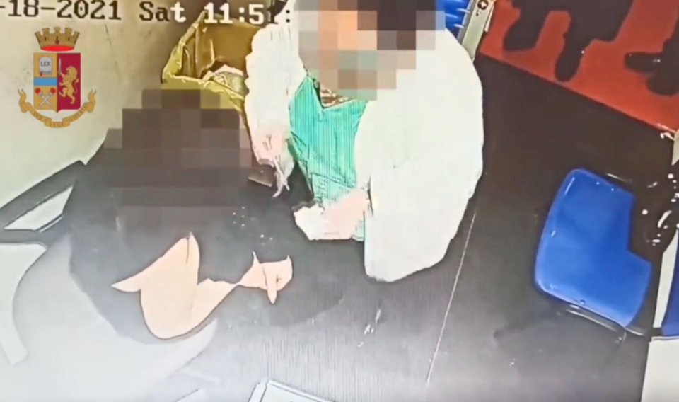 كاميرا تكشف ممرضة تفرغ لقاح "كورونا" في منديل قبل حقن الأشخاص به.. (فيديو)