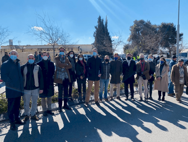 القنصل البريطاني العام وممثل الاتحاد الاوروبي أمام منزل عائلة الصالحية بالشيخ جراح