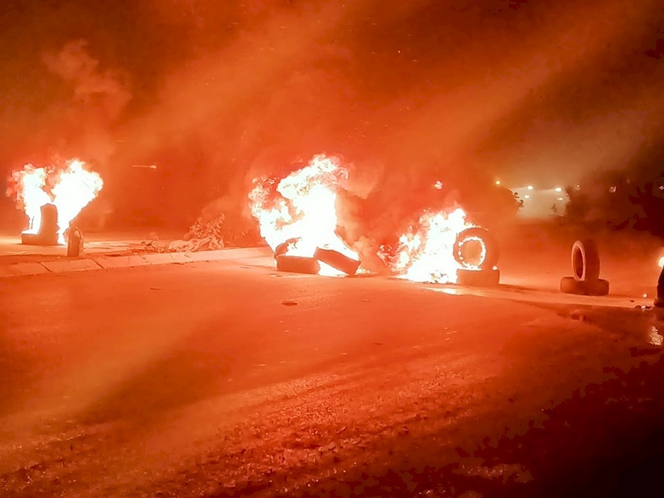 صور: غضب واحتجاجات بعد "تعمُّد" قطع الكهرباء عن طولكرم 