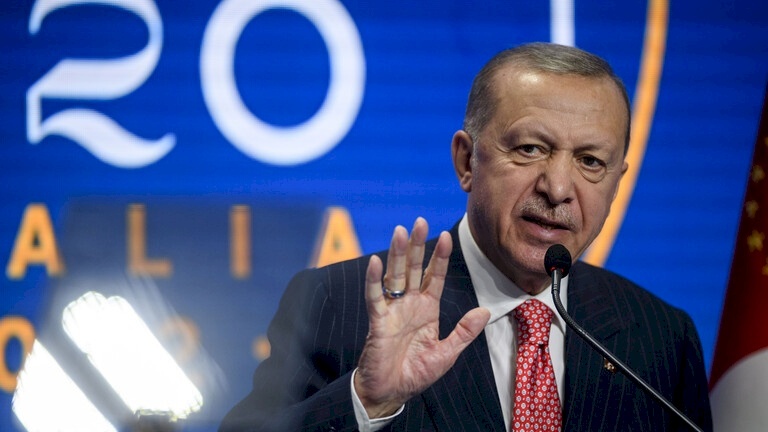 أردوغان يدعو الأتراك إلى تحويل مدخراتهم بالعملات الأجنبية لليرة