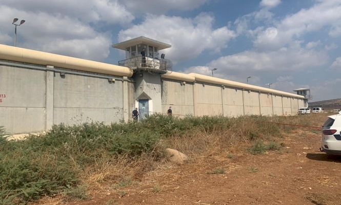 اختراق جديد في سجن جلبوع.. أسيران تمكنا من إجراء اتصالات رغم الحظر المفروض!