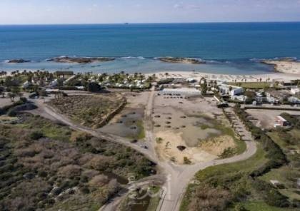 صحيفة إسرائيلية تكشف وجود قبر جماعي لفلسطينيين على شاطئ قيسارية