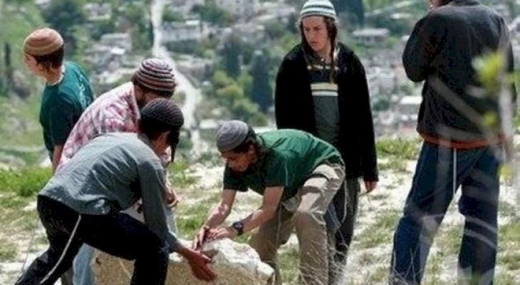 إصابة 8 متضامنين وإحراق مركبتهم بهجوم للمستوطنين في بورين