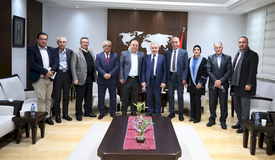 اشتية : المؤسسة الاستهلاكية للموظفين مشروع كبير سندعم انجازه