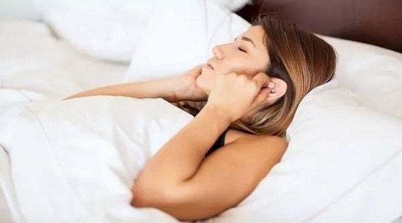 هل يسبب النوم مع سدادات الأذن ضرراً دائماً؟
