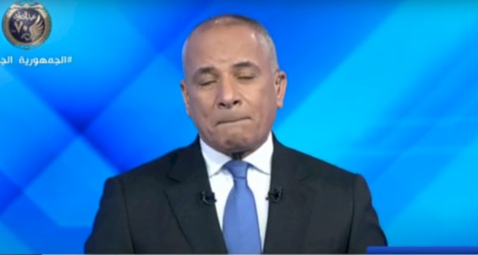 إعلامي مصري يبكي على الهواء بعد تعافيه من كورونا (فيديو)