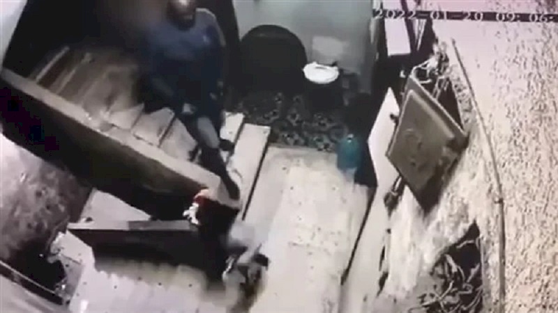 سائق يتحرش بطفلة على سلم عقار بالقاهرة.. والكاميرا توثق (فيديو)