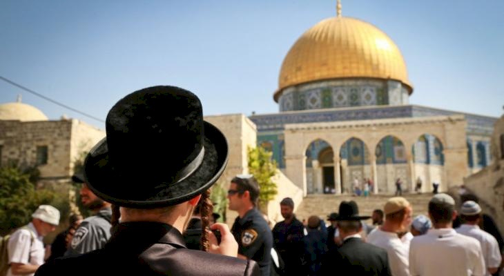 مستوطنون يقتحمون الأقصى والاحتلال يعرقل المقدسيين من دخوله