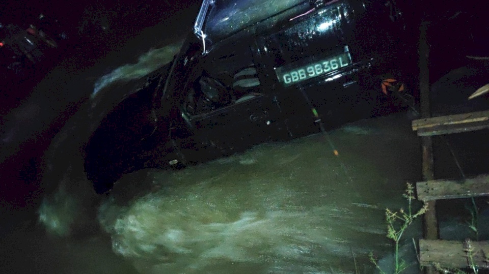  الدفاع المدني: انقاذ 5 أشخاص جرفت مركبتهم السيول شمال رام الله 