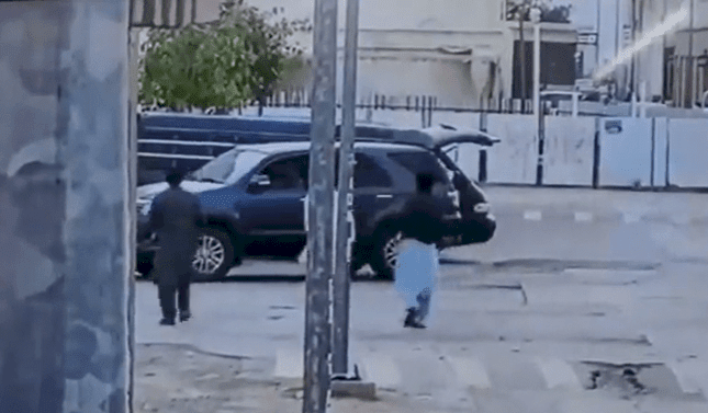شاهد.. لحظة سرقة سيارة سعودي أمام عينيه بطريقة لا تخطر على البال (فيديو)