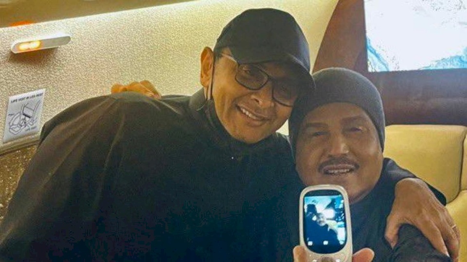 هاتفه شغل محبيه.. مقرب من محمد عبده يكشف سره