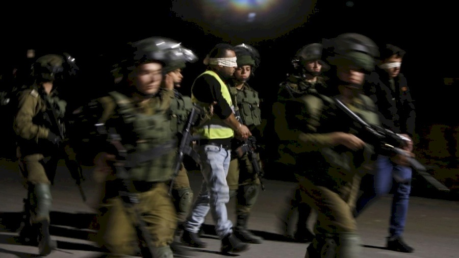 بالأسماء- الاحتلال يعتقل 35 مواطناً من الضفة أغلبهم من مخيم الأمعري