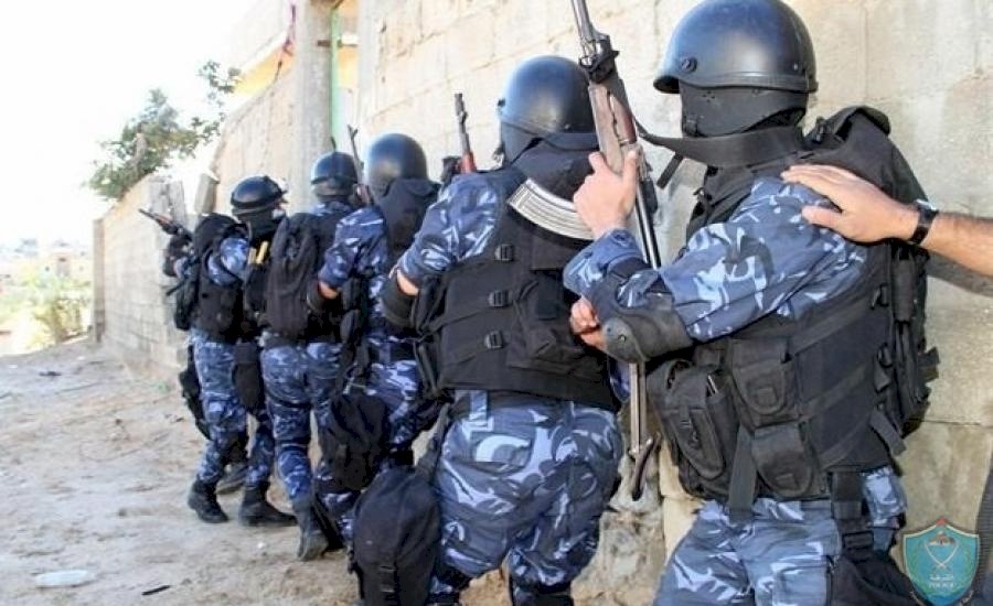 الشرطة تقبض على مشتبه فيه بالسطو على موظف بنك برام الله 