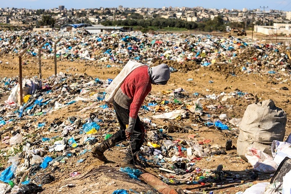 النباشون .. غزيّون يبحثون عن رزقهم في النفايات!