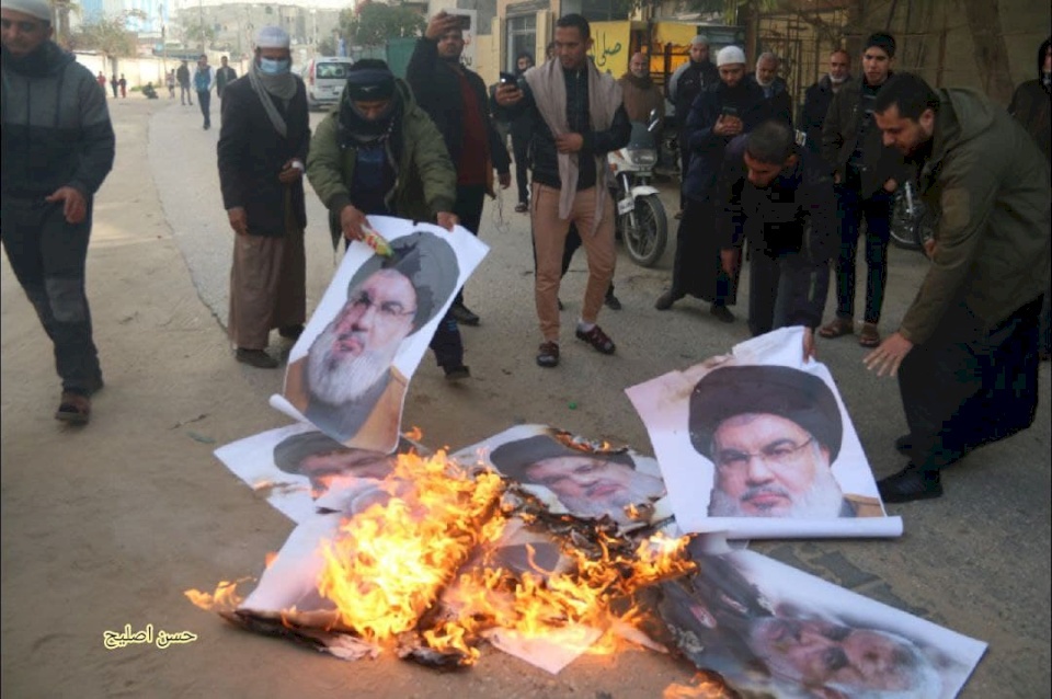 هل تعمدت "حماس" السماح للمحتجين في قطاع غزة بحرق صور سليماني ونصر الله؟ (صور)
