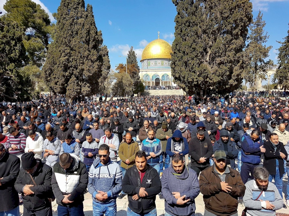 40 ألفا يؤدون صلاة الجمعة في الأقصى