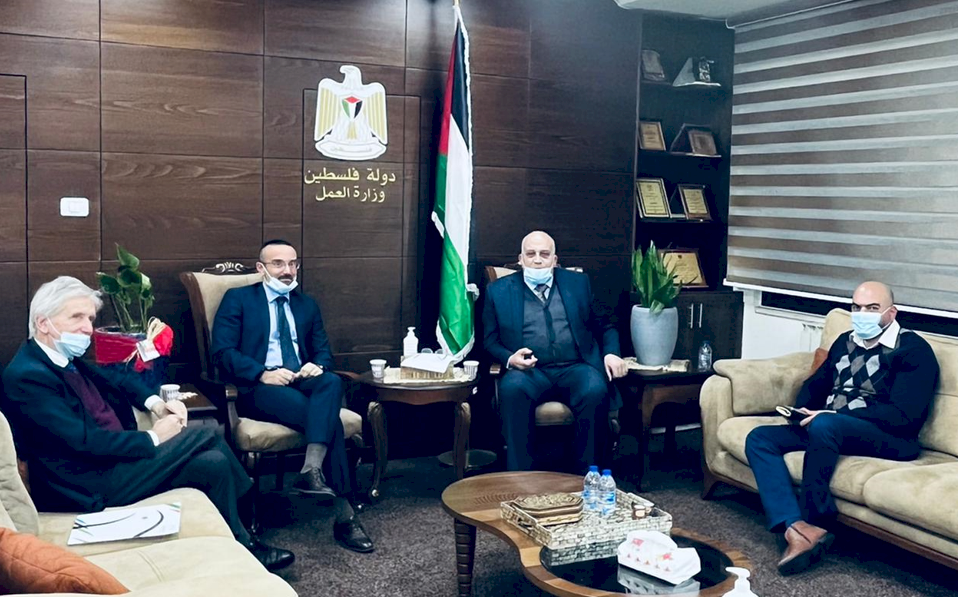 وزير العمل يستقبل القنصل الإيطالي بحثا لسبل التعاون