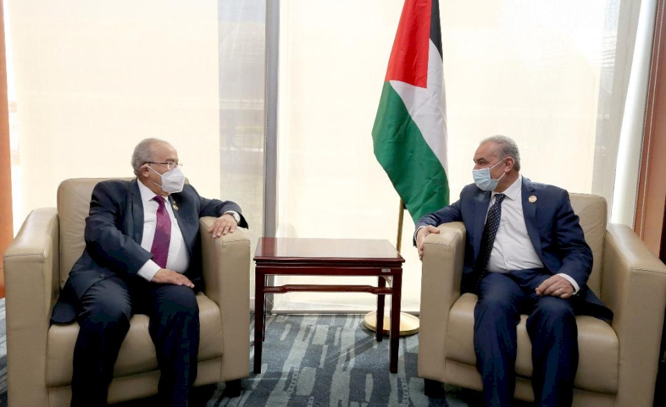 اشتية يبحث مع وزير خارجية الجزائر آفاق إحياء العملية السياسية