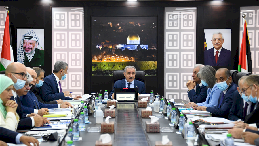 اشتية: نتابع الأوضاع بالخليل ولا أحد فوق القانون 