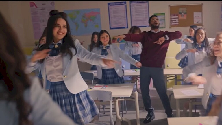 محمد رمضان يطلق أغنية جديدة ويدخن الحشيش