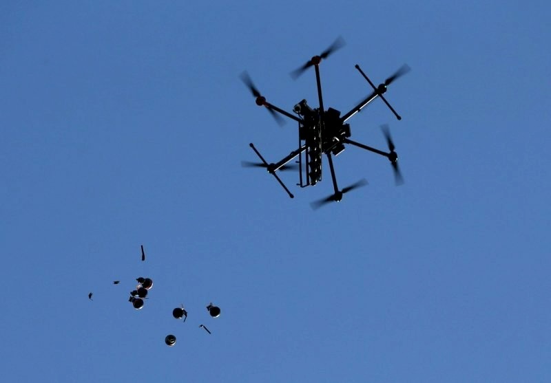 مُسيّرة إسرائيلية تلقي قنابل غاز شرق غزة